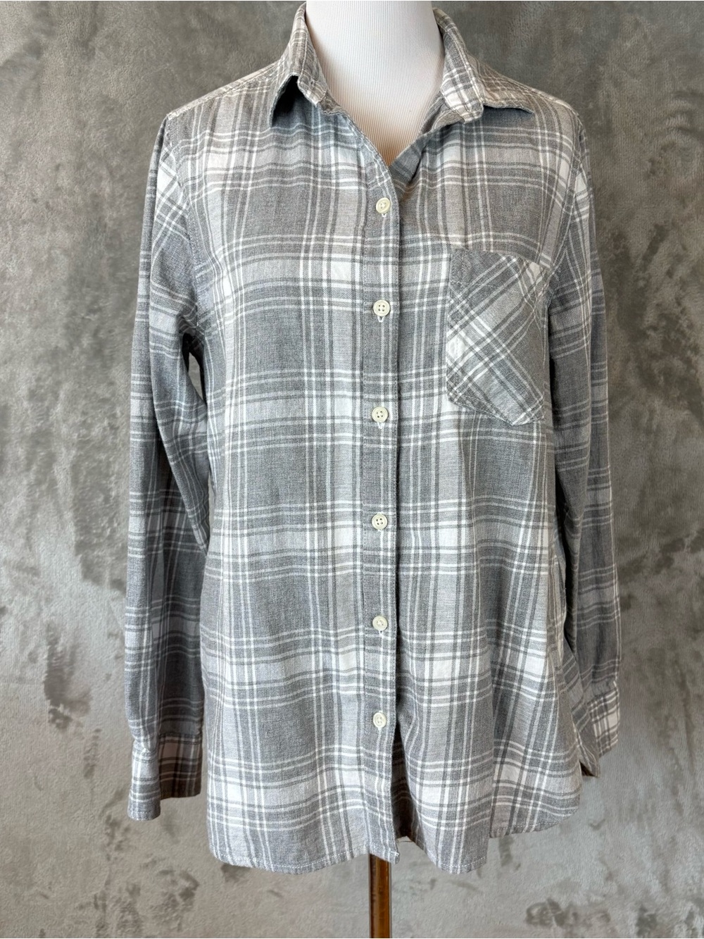 Old Navy The Classic Shirt Gray White Plaid Flannel Button Down Wmn’s M